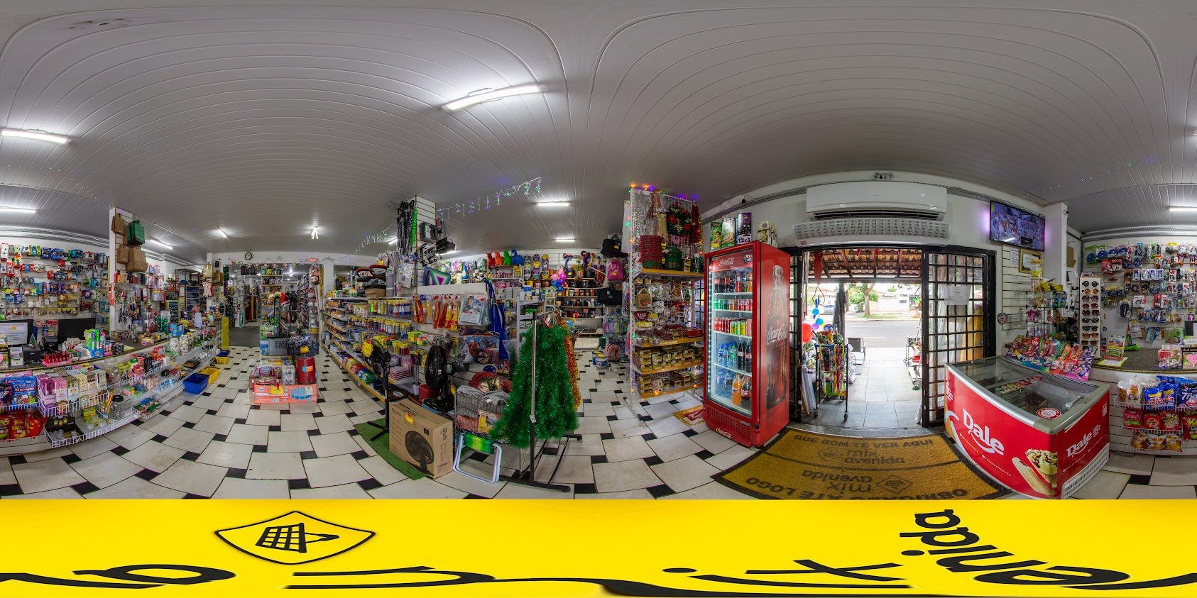 Área interna da Mix Avenida com produtos e entrada da loja
